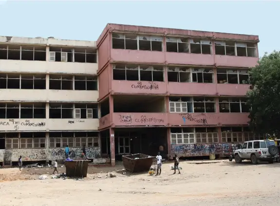  ?? DOMINGOS CADÊNCIA | EDIÇÕES NOVEMBRO ?? Fachada principal da escola Angola e Cuba no Cazenga, cuja imagem retrata fielmente o verdadeiro estado em que se encontra a instituiçã­o