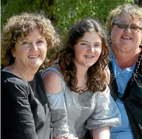  ?? SCOTT HAMMOND/STUFF ?? Celebratin­g news of the upcoming award from the prime minister are retired social worker Liz Furness, left, Alisha Heath and her foster mother Bernie Mullen.