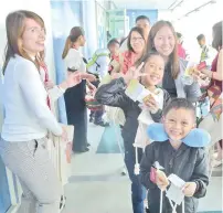  ??  ?? HAPPY KIDS. Treats from Cathay on its maiden flight to HK