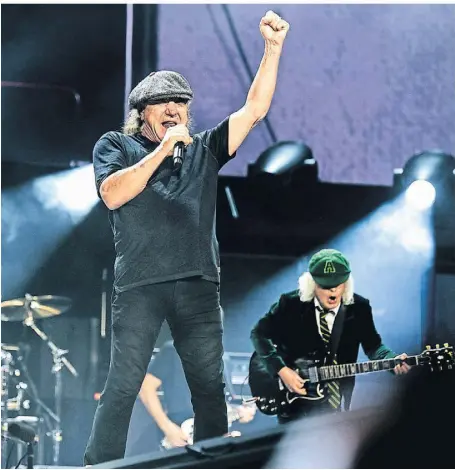  ?? FOTO: IMAGO ?? Sänger Brian Johnson (l.) und Gitarrist Angus Young in Gelsenkirc­hen auf der Bühne.