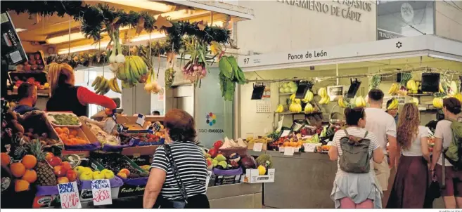  ?? RAMÓN NÚÑEZ ?? Puestos del Mercado de Abastos de Cádiz.