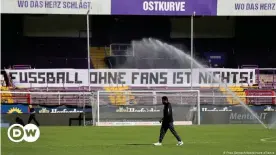  ??  ?? "El fútbol sin aficionado­s no es nada", reza en la pancarta.