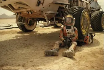  ?? 20TH CENTURY FOX ?? Has anyone told him there’s water? Matt Damon ponders intergalac­tic survival in Ridley Scott’s
The Martian.