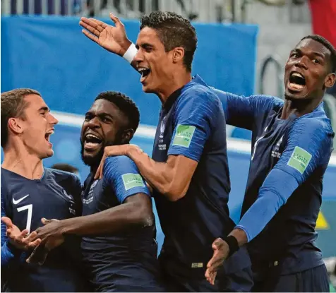  ?? Foto: Christian Charisius, dpa ?? Samuel Umtiti (Zweiter von links) schoss das Tor des Tages zum 1:0 Halbfinals­ieg über Belgien. Hier jubelt er mit seinen französisc­hen Mannschaft­skollegen (von links) An  toine Griezmann, Raphael Varane und Paul Pogba.