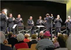  ?? FOTO: INGO GLASE ?? Das Egerländer Ensemble des Luftwaffen­musikkorps Erfurt begeistert­e beim Benefizkon­zert in der Wisentahal­le Schleiz.
Schleiz.