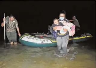  ?? AFP ?? Una mujer llega a EE.UU. con un niño tras cruzar la frontera