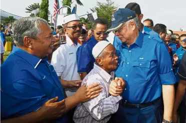  ??  ?? Heartwarmi­ng moment: Najib being embraced by citizen Mat Isa Mat Yassin during the launch of the new model housing for secondgene­ration Felda settlers in Felda Kumai, Bera. Mat Isa travelled all the way from Kampung Batu Bor in Chenor, Pahang, to see...