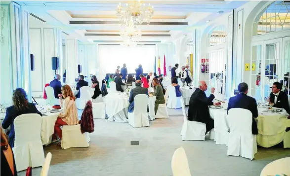  ??  ?? Una panorámica de algunas de las mesas del salón Neptuno del hotel Westin Palace de Madrid donde se celebró la gala de entrega de los galardones