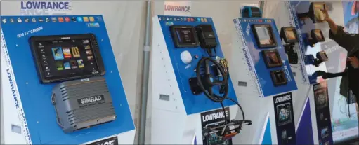  ??  ?? Des demos en mer étaient organisées par l’équipe Lowrance pour expliquer le fonctionne­ment des derniers écrans HDS Carbon.