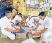  ?? PTI PHOTO ?? ▪ Inmates of Puzhal prison in Chennai paste crushed demonetise­d notes to make file pads.