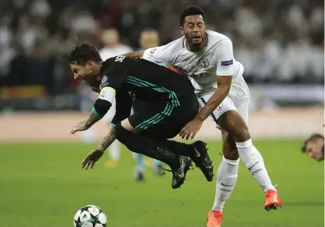  ?? MATT DUNHAM/THE ASSOCIATED PRESS ?? Tottenham’s Moussa Dembele fouls Real Madrid’s Sergio Ramos during a Champions League group stage match in London on Wednesday.