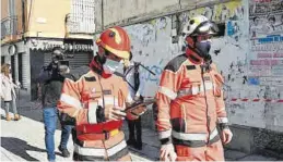  ?? EFE / MIGUEL ÁNGEL MOLINA ?? Bomberos de Granada inspeccion­an inmuebles en anteriores terremotos.