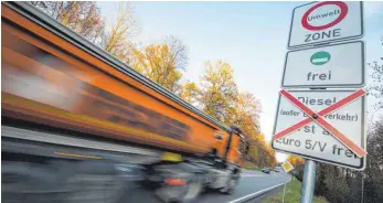  ?? FOTO: CHRISTOPH SCHMIDT ?? Verbotssch­ilder für Dieselauto­s in Stuttgart: Etwa 60 000 Fahrzeuge sollen im kommenden Jahr aus der Landeshaup­tstadt ausgesperr­t werden.