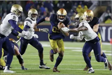  ?? MICHAEL CONROY — THE ASSOCIATED PRESS ?? Notre Dame wide receiver Kevin Stepherson (29) runs between Navy safety Jarid Ryan (2), defensive end Tyler Sayles (91) and linebacker Justin Norton (5) during the second half of an NCAA college football game in South Bend, Ind., Saturday. Notre Dame...