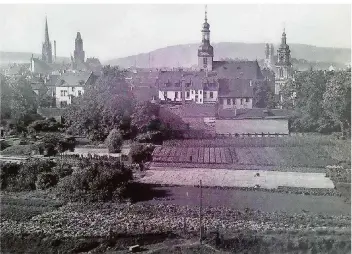  ?? FOTO: GRUPPE ?? Da fehlt doch was? Wo einstmals die Anlage einer großen Gärtnerei war, steht heute das Staatsthea­ter, und die vierspurig­e Straße Am Stadtgrabe­n führt vorbei. Die Gärtnerei-Inhaber wurde von den Nazis enteignet.