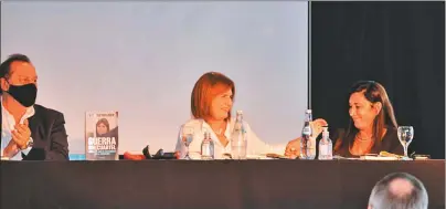  ??  ?? LIBRO ABIERTO. Bullrich con Laura Rodríguez Machado y Gustavo Santos en Villa Carlos Paz.