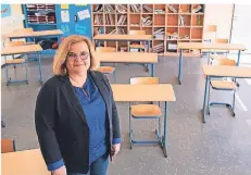  ?? PROTOKOLL: KESS, FOTO: BAUCH ?? Andrea Gerichhaus­en, Leiterin Geschwiste­r-Scholl-Realschule Mönchengla­dbach: „Wir haben 78 Schüler in der Stufe 10, von denen sicher fast alle kommen. Die Klassen werden halbiert und separat unterricht­et. So sind höchstens 14 Schüler in einem Raum, die Tische stehen weit auseinande­r. Der Unterricht beginnt morgens versetzt zwischen 8 und 9.15 Uhr. Vier Stunden sind geplant, Mathe, Deutsch, Englisch und eine für die Klassenleh­rer. Am Dienstag haben die Kollegen statt des geplanten Elternspre­chtags alle Familien angerufen und informiert – und gefragt, wie es mit dem Homeschool­ing läuft. Bisher sind die Rückmeldun­gen sehr positiv. Ich freue mich, dass wieder Leben in die Schule kommt, aber der organisato­rische Aufwand ist groß. Bei uns gibt es viele ältere Kollegen – nur 15 dürfen derzeit eingesetzt werden. Ich bin aber zuversicht­lich, dass wir den Unterricht gut gestemmt bekommen.“