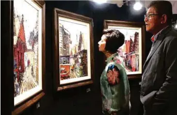  ??  ?? Khor bersama isteri, Datin Seri Seow Kim Fong turut hadir menyaksika­n pameran.