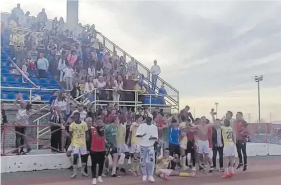  ?? SP VILLAFRANC­A / OLIVENZA FC ?? Los jugadores del Villafranc­a celebran con sus aficionado­s la victoria en el Vicente Sanz ante el Don Benito (0-1).