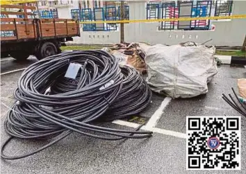  ??  ?? LONGGOKAN kabel curi yang dirampas di stor barangan lusuh haram di Telok Panglima Garang.