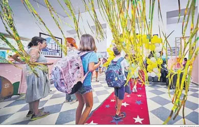  ?? JULIO GONZÁLEZ ?? Entrada al colegio público Carlos III el primer día del presente curso.