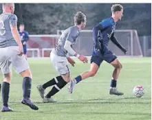  ?? FOTO: NIPKO ?? Helpenstei­ns Dominic Sinanoglu nimmt den Ball und überlistet im Anschluss den Breiniger Torhüter per Heber zum 1:0.