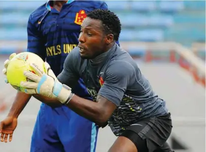  ??  ?? Abia Warriors safe hands, Emmanuel Fabiyi in action against Bayelsa United in match recently