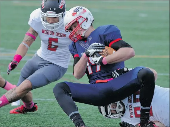  ?? LES BAZSO/PNG FILES ?? Simon Fraser University’s Ryan Blum, right, is a former receiver vying for the starting QB position with Ryan Stanford.