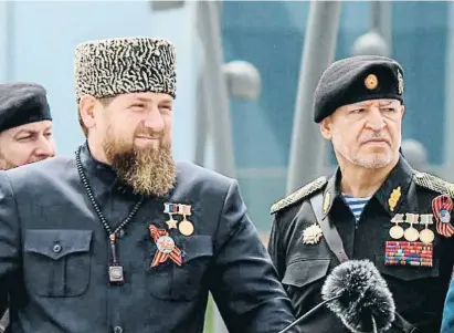  ?? CHINGIS KONDAROV / R ?? Ramzan Kadírov, a l’esquerra, a l’última desfilada del dia de la Victòria, el 9 de maig