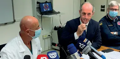  ??  ?? Prova sul campo Il presidente della Regione Luca Zaia prova il nuovo test rapido, meno invasivo del tampone classico