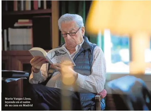  ??  ?? Mario Vargas Llosa, leyendo en el salón de su casa en Madrid