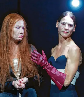  ?? Foto: Matthias Horn, Salzburger Festspiele ?? Maria (Birgit Minichmayr, links) und Elisabeth (Bibiana Beglau) treffen nur einmal in Schillers Drama aufeinande­r – und entzwei‰ en sich dabei völlig.