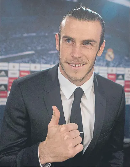  ?? FOTO: AP ?? Bale, feliz por su renovación con el Real Madrid hasta 2022. Una ampliación de contrato por la que cobrará casi lo mismo que Cristiano