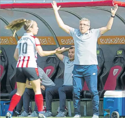  ?? FOTO: JUAN ECHEVERRÍA ?? Coger impulso Joseba Aguirre reclama un Athletic intenso para asegurar la tercera posición en la Liga Iberdrola