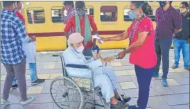  ?? BHUSHAN KOYANDE/ HT PHOTO ?? A healthcare worker screens passengers at Dadar railway station on Friday.