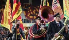  ??  ?? De harmonie van KV Mechelen in actie. Vanavond laten ze ook het clublied van Antwerp door het stadion galmen. FOTO ISOSPORT