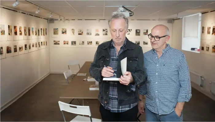  ?? Bild: JONATAN BYLARS ?? PREMIÄR I VARBERG. Stefan Nelje (till höger) fick en utställnin­g med sin favoritkon­stnär/serieförfa­ttare Jan Stenmark (till vänster) i 60-årspresent. Den går att se helgen ut i Tin-källaren i Varberg.
