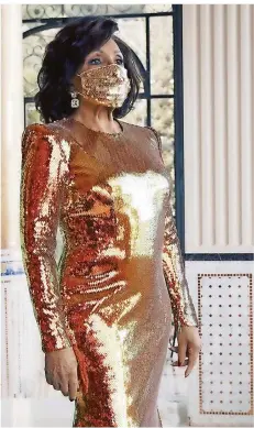  ?? FOTO: UNIVERSAL MUSIC GROUP/PA MEDIA/DPA ?? Immer mit Stil, Corona hin oder her: Shirley Bassey mit Gesichtsma­ske und Pailletten­kleid, stellt das neue Album vor.