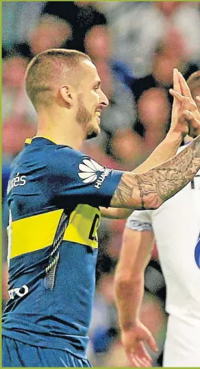  ??  ?? DUO DINAMICO. Benedetto y Edwin Cardona se saludan. Cuando se juntan, los atacantes marcan la diferencia. Ayer quedó claro contra Vélez.