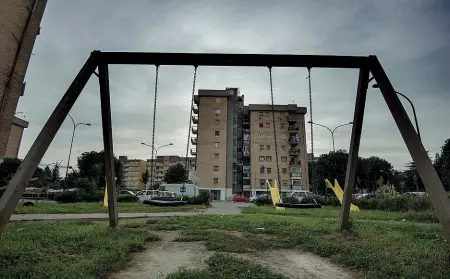  ??  ?? Controlli Altalene nel Parco Verde, sullo sfondo i palazzi da cui sono caduti Fortuna (in alto) e Antonio