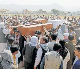  ?? AP ?? Sepelio. Un momento de los funerales por el ataque en Kabul.