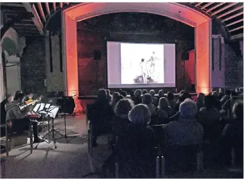  ??  ?? Die vier Musiker Thilo Masbaum, Herbert Hähnel, Ottmar Nagel und Friedrich Stahl begleitete­n den Stummfilm „Tabu“mit Livemusik in der Süchtelner Königsburg.