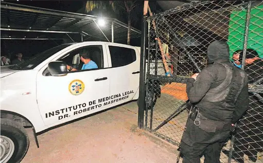  ??  ?? Sin identifica­r. Hasta el cierre de esta nota la PNC no reportaba capturas vinculadas al homicidio de Lozano, acribillad­o en el negocio de comida.