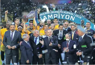  ??  ?? Erdogan celebra con la plantilla del Basaksehir el título de la Superliga turca.