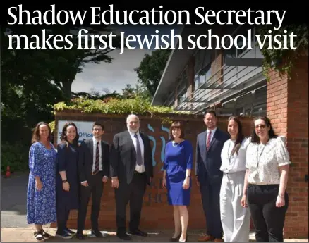  ?? At Akiva Primary ?? Bridget Phillipson and Stephen Morgan (fourth and third right)