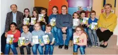  ?? Foto: Lieselotte Strauß ?? Die stolzen Kinder mit den Rektoren und einem Betreuungs­lehrer (hinten von links): Klaus Mayer, Lilli Ensslin, Hanna Kellner, Lucian Kellner, Anna Löffler, Dieter Scholz, Lorenz Grimmbache­r, Moritz Geipel, Hannes Schlösser und Johanna Eberhardt; vor...