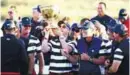  ?? – AFPPIX ?? Justin Thomas of the US Team celebrates with the trophy after they defeated the Internatio­nal Team 19 to 11 in the Presidents Cup.