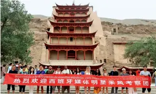  ??  ?? Julio de 2018. Una delegación de celebridad­es españolas en Dunhuang, provincia de Gansu.