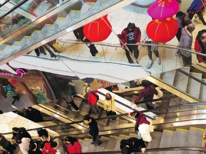  ?? JENELLE SCHNEIDER/FILES ?? Aberdeen Mall in Richmond puts up decoration­s to draw in shoppers for the Lunar New Year. The mall is one of more than 100 in Canada that are designed to deliver a distinctly Chinese shopping experience.