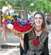  ?? Xinhua ?? Scarboroug­h Renaissanc­e Festival celebrated in Texas, US A girl in 16-century costume sells flowers at the Scarboroug­h Renaissanc­e Festival in Waxahachie, on the outskirts of Dallas, Texas, the United States.